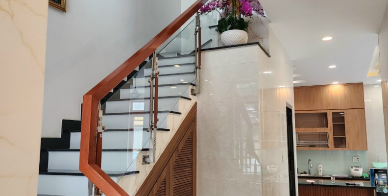 Thi công hạng mục ốp đá cầu thang