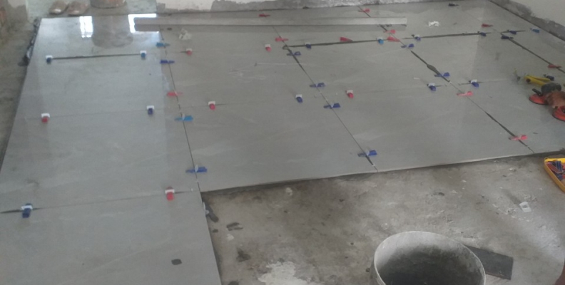 Thi công ốp lát gạch nền vân đá 800x800mm.